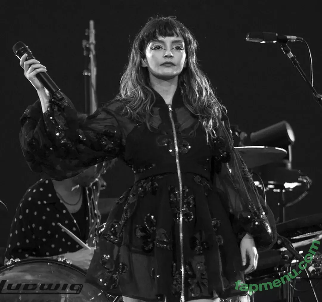 Lauren Mayberry nude photo #0434 (laurenevemayberry)