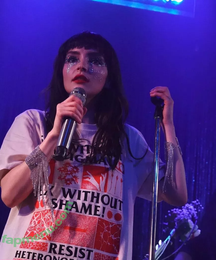 Lauren Mayberry nude photo #0543 (laurenevemayberry)