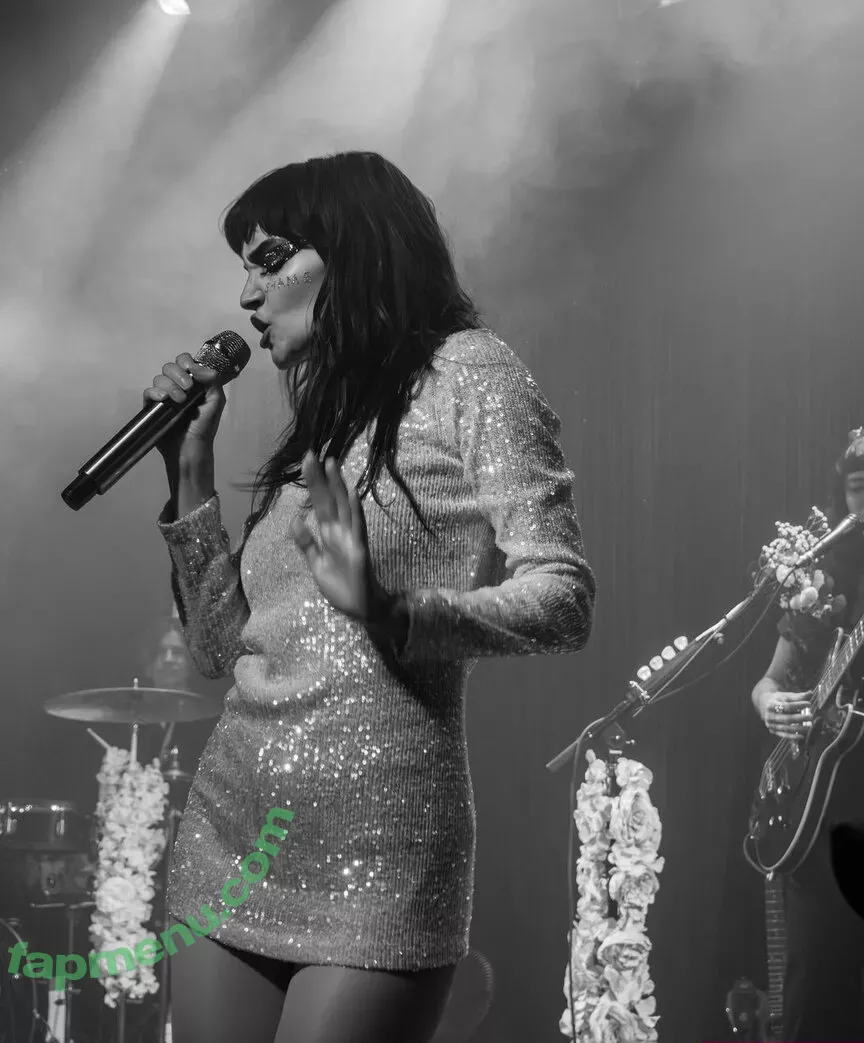 Lauren Mayberry nude photo #0610 (laurenevemayberry)