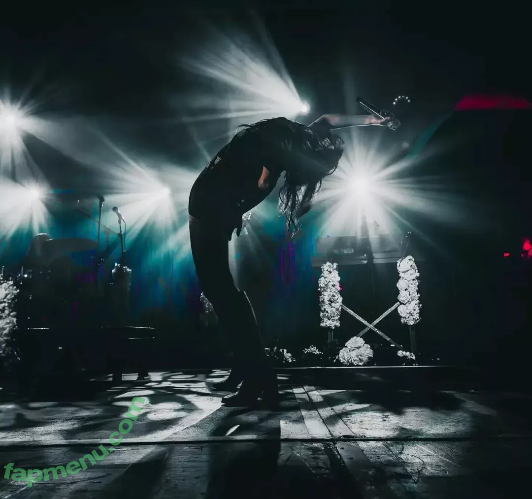 Lauren Mayberry nude photo #0618 (laurenevemayberry)