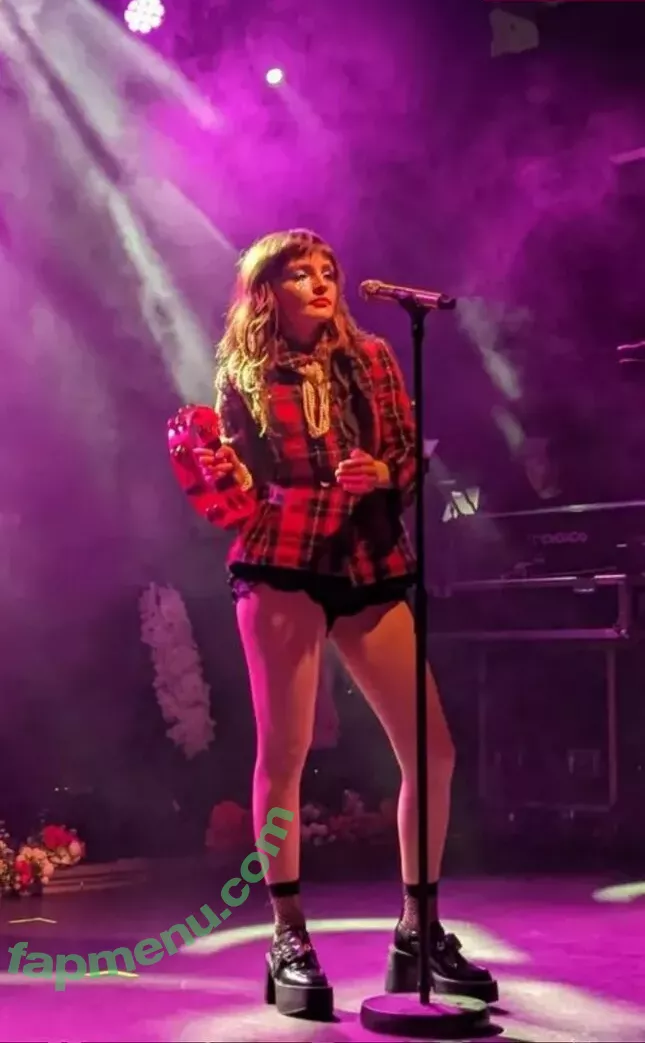 Lauren Mayberry nude photo #0635 (laurenevemayberry)