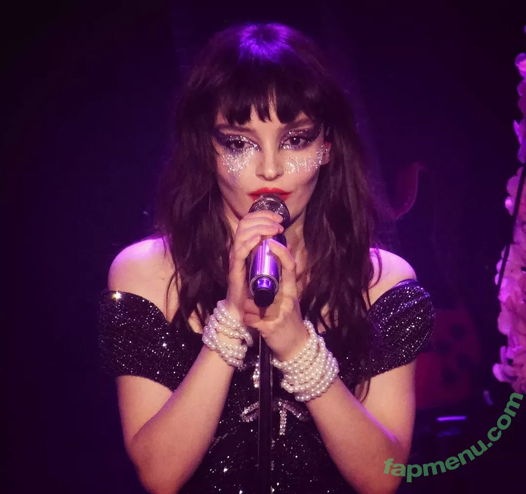 Lauren Mayberry nude photo #0642 (laurenevemayberry)