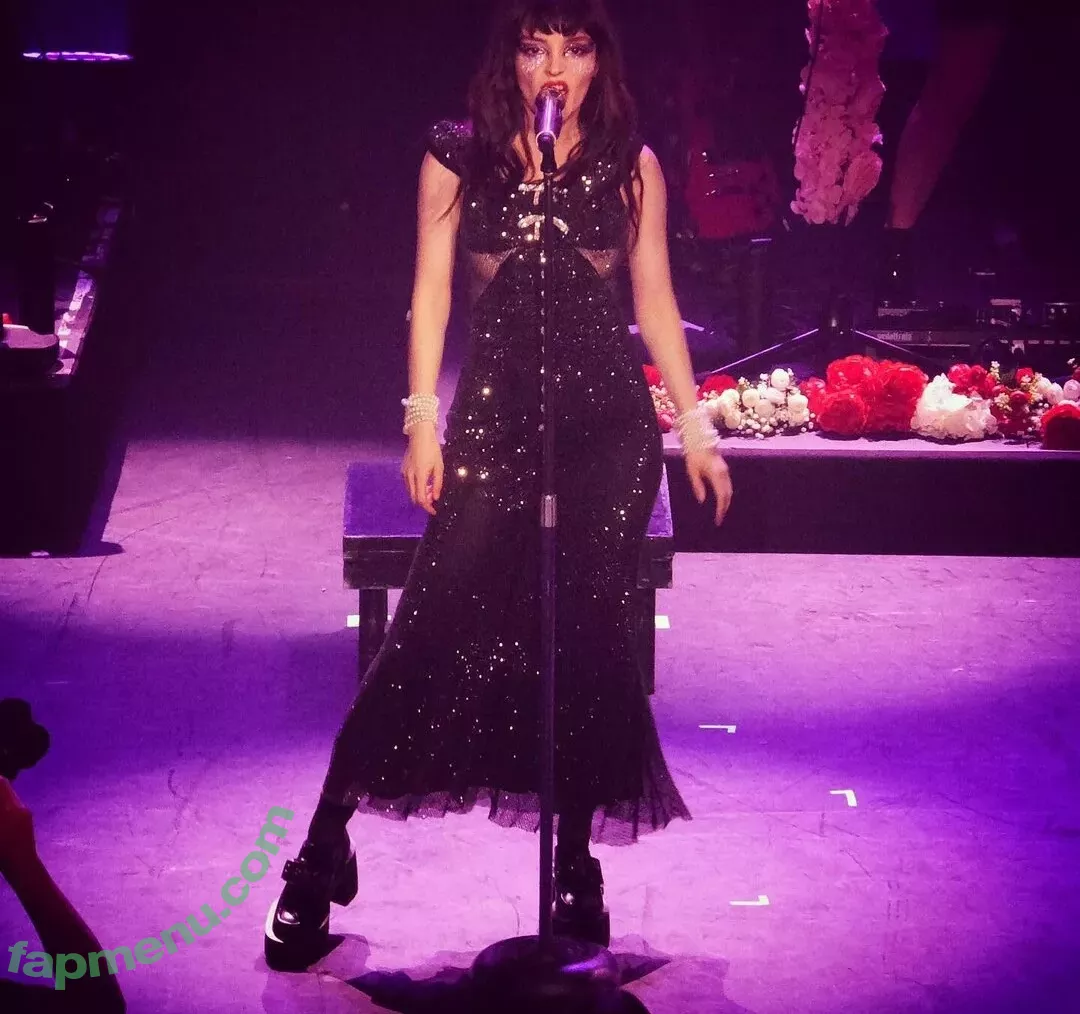 Lauren Mayberry nude photo #0645 (laurenevemayberry)