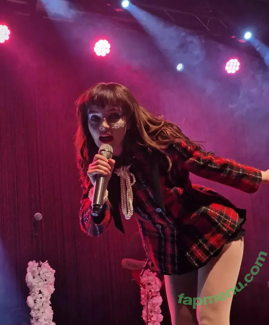 Lauren Mayberry nude photo #0686 (laurenevemayberry)