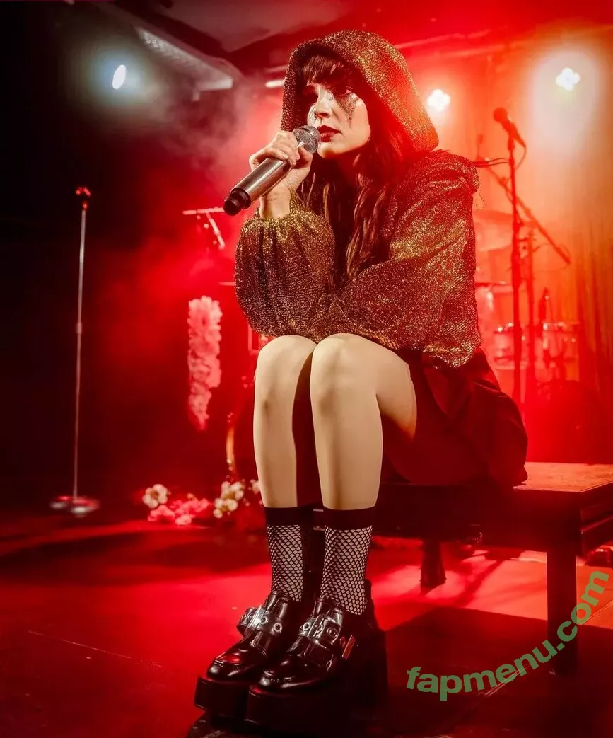 Lauren Mayberry nude photo #0704 (laurenevemayberry)