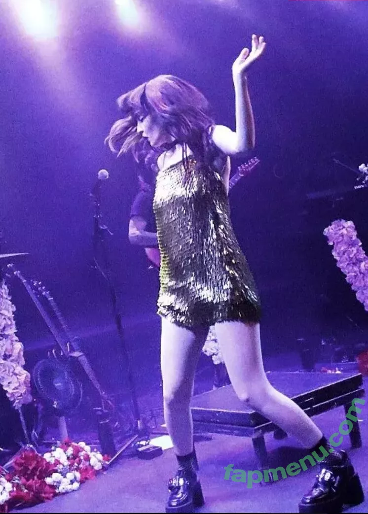 Lauren Mayberry nude photo #0741 (laurenevemayberry)