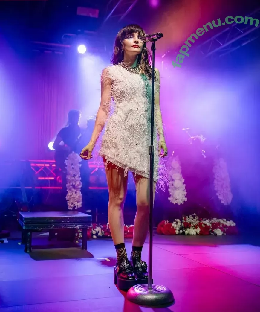 Lauren Mayberry nude photo #0789 (laurenevemayberry)