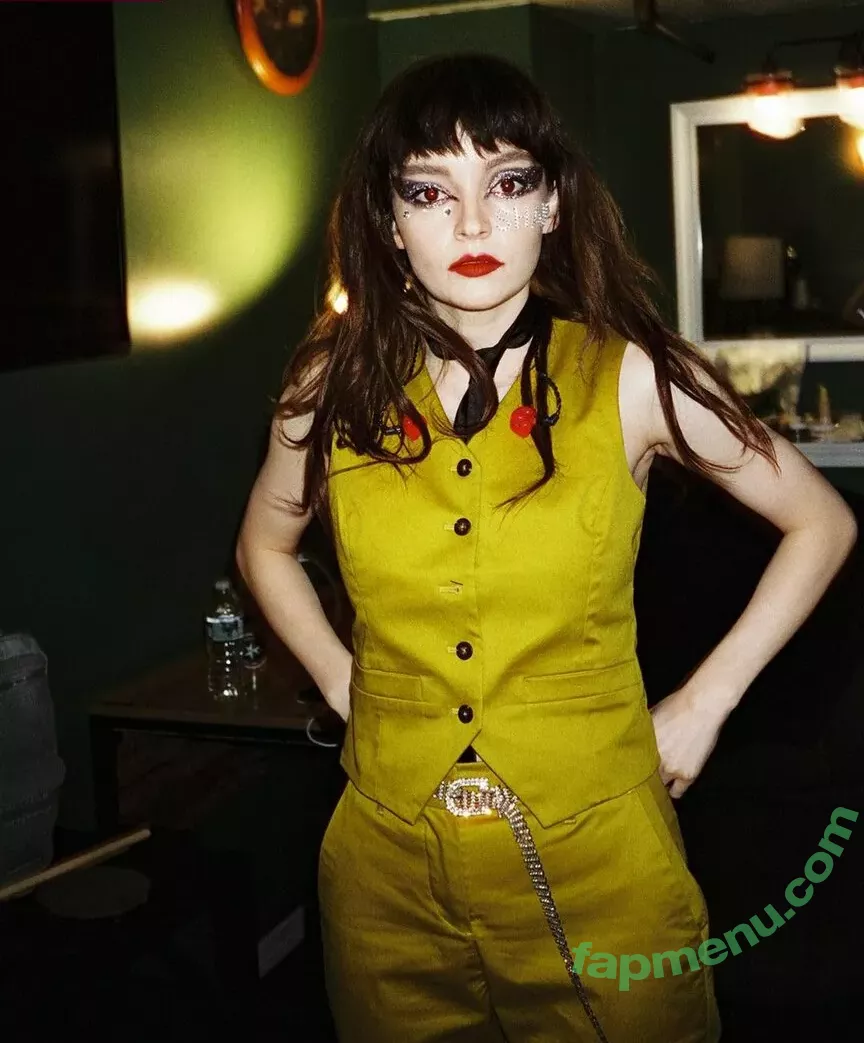 Lauren Mayberry nude photo #0818 (laurenevemayberry)