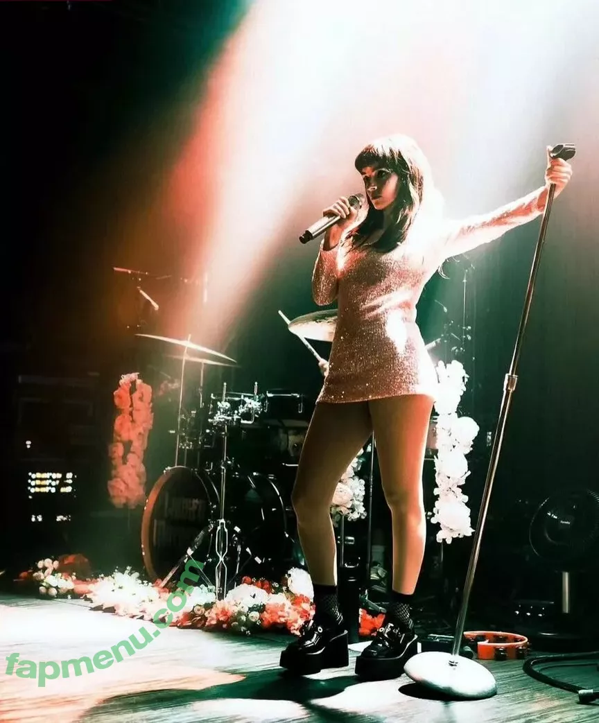 Lauren Mayberry nude photo #0824 (laurenevemayberry)