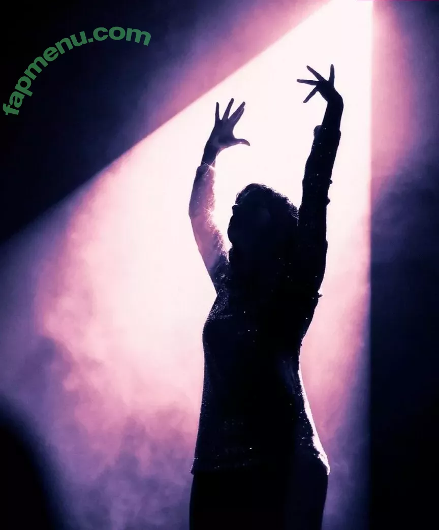 Lauren Mayberry nude photo #0825 (laurenevemayberry)