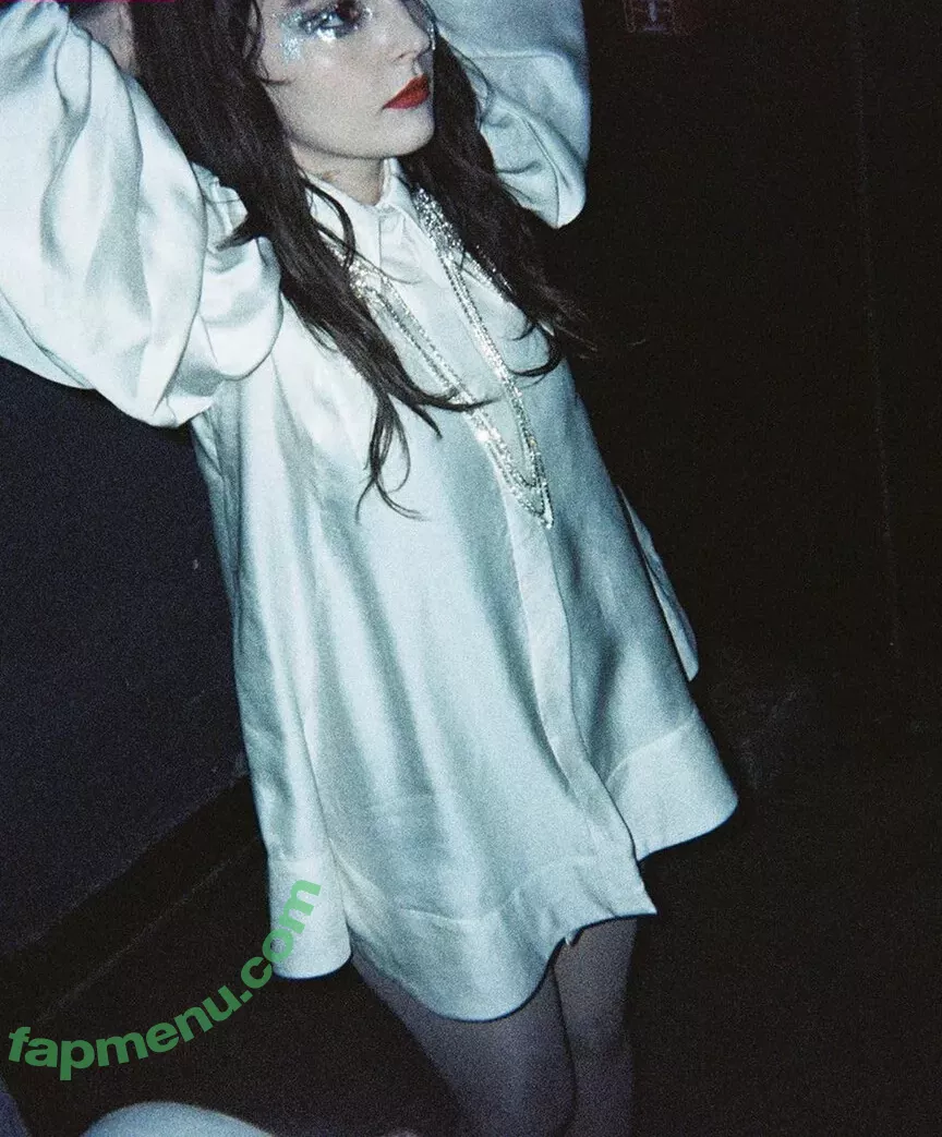 Lauren Mayberry nude photo #0836 (laurenevemayberry)