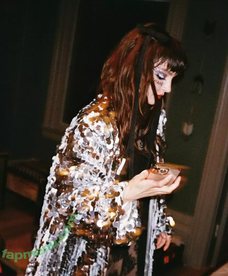 Lauren Mayberry nude photo #0839 (laurenevemayberry)