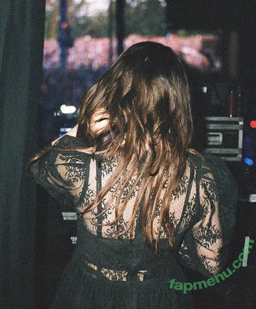 Lauren Mayberry nude photo #0840 (laurenevemayberry)