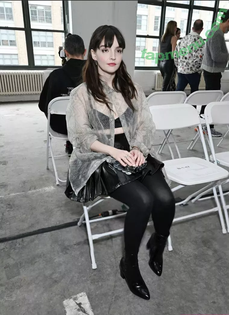 Lauren Mayberry nude photo #0913 (laurenevemayberry)