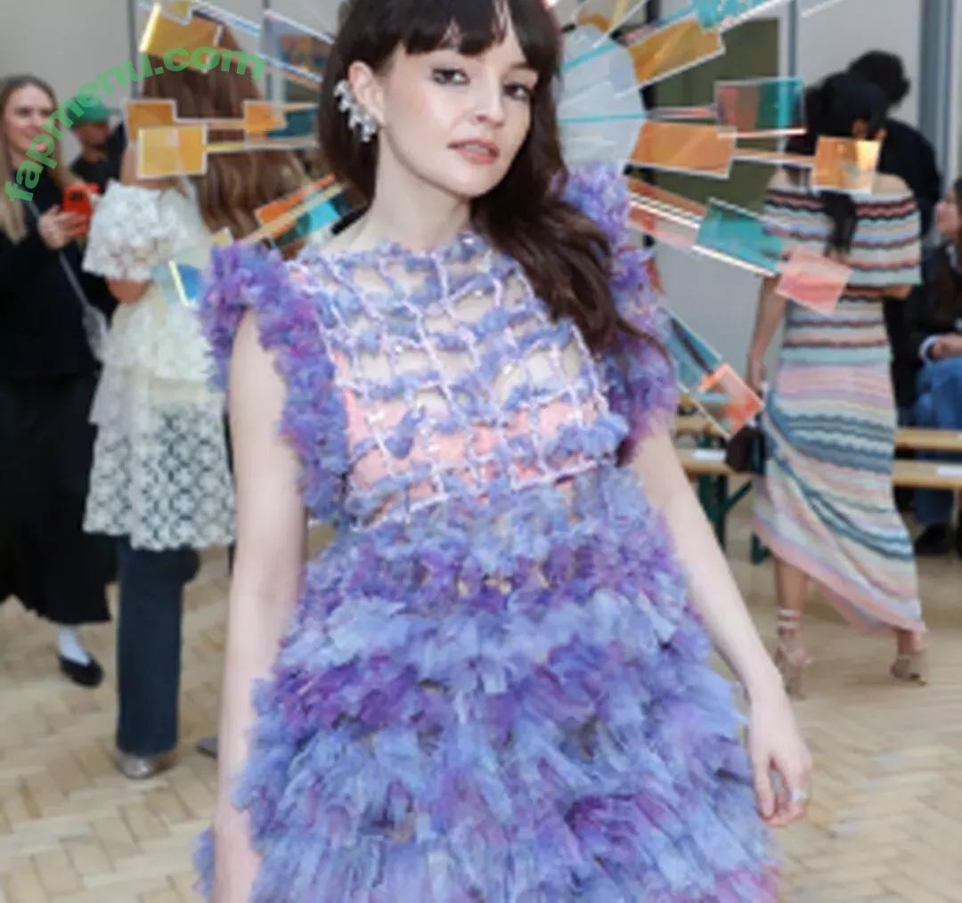 Lauren Mayberry nude photo #0928 (laurenevemayberry)