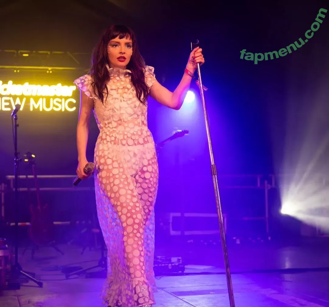 Lauren Mayberry nude photo #0956 (laurenevemayberry)