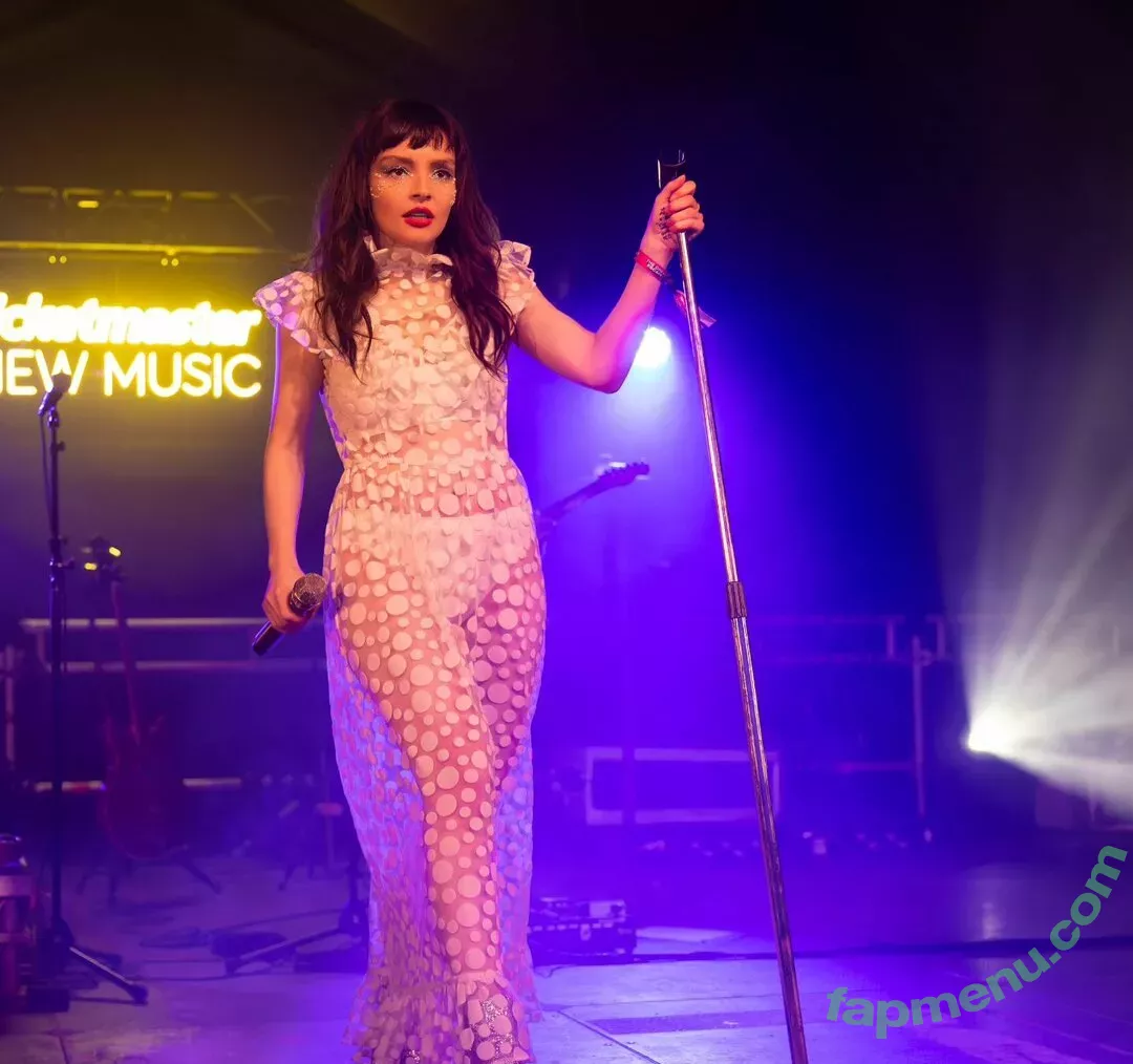 Lauren Mayberry nude photo #0960 (laurenevemayberry)