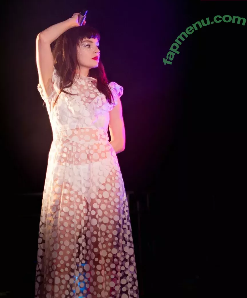 Lauren Mayberry nude photo #0979 (laurenevemayberry)