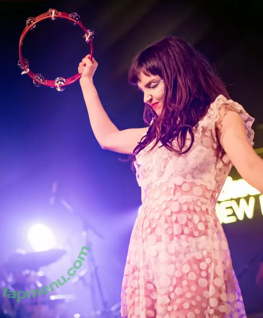 Lauren Mayberry nude photo #0986 (laurenevemayberry)