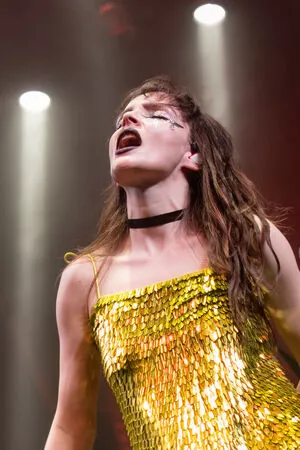 Lauren Mayberry / laurenevemayberry nude photo #1023