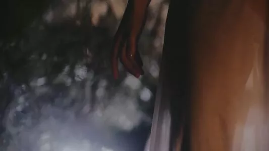 Lauren Mayberry / laurenevemayberry nude photo #1044