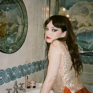 Lauren Mayberry / laurenevemayberry nude photo #1111