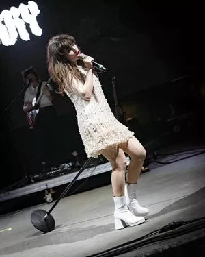 Lauren Mayberry / laurenevemayberry nude photo #1125