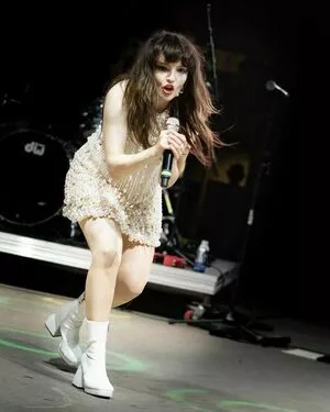 Lauren Mayberry / laurenevemayberry nude photo #1127