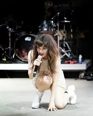 Lauren Mayberry / laurenevemayberry nude photo #1128