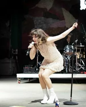 Lauren Mayberry / laurenevemayberry nude photo #1130