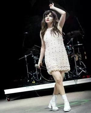 Lauren Mayberry / laurenevemayberry nude photo #1134