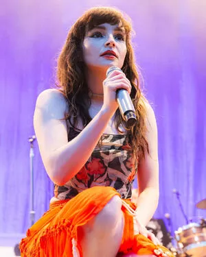 Lauren Mayberry / laurenevemayberry nude photo #1144