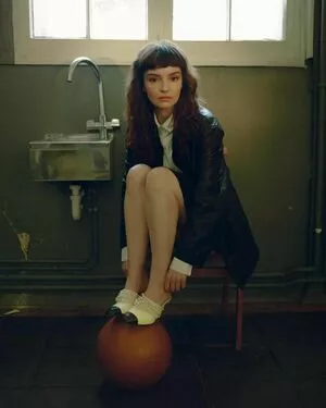 Lauren Mayberry / laurenevemayberry nude photo #1163