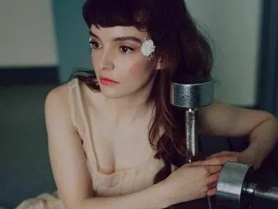 Lauren Mayberry / laurenevemayberry nude photo #1178