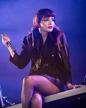 Lauren Mayberry / laurenevemayberry nude photo #1199