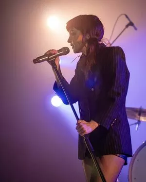 Lauren Mayberry / laurenevemayberry nude photo #1201