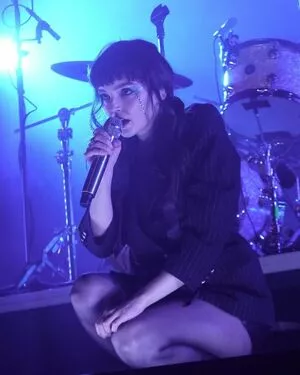 Lauren Mayberry / laurenevemayberry nude photo #1207