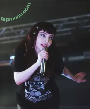 Lauren Mayberry / laurenevemayberry nude photo #1243