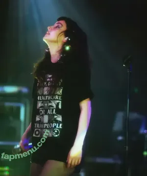 Lauren Mayberry / laurenevemayberry nude photo #1246