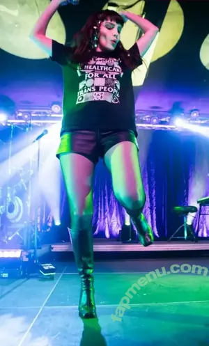 Lauren Mayberry / laurenevemayberry nude photo #1255