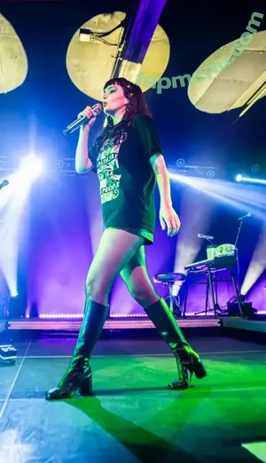 Lauren Mayberry / laurenevemayberry nude photo #1256