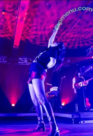 Lauren Mayberry / laurenevemayberry nude photo #1262