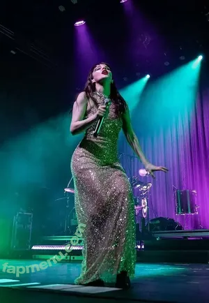 Lauren Mayberry / laurenevemayberry nude photo #1267