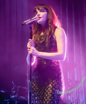 Lauren Mayberry / laurenevemayberry nude photo #1343