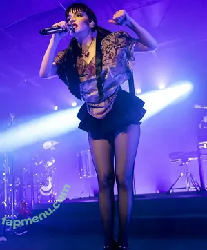 Lauren Mayberry / laurenevemayberry nude photo #1379