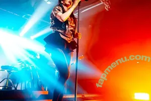 Lauren Mayberry / laurenevemayberry nude photo #1385