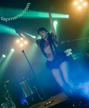 Lauren Mayberry / laurenevemayberry nude photo #1396