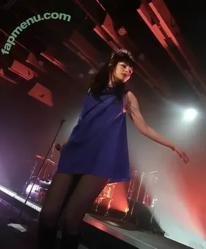 Lauren Mayberry / laurenevemayberry nude photo #1453