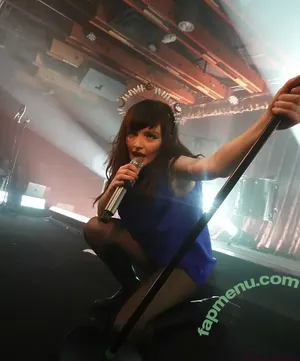 Lauren Mayberry / laurenevemayberry nude photo #1454