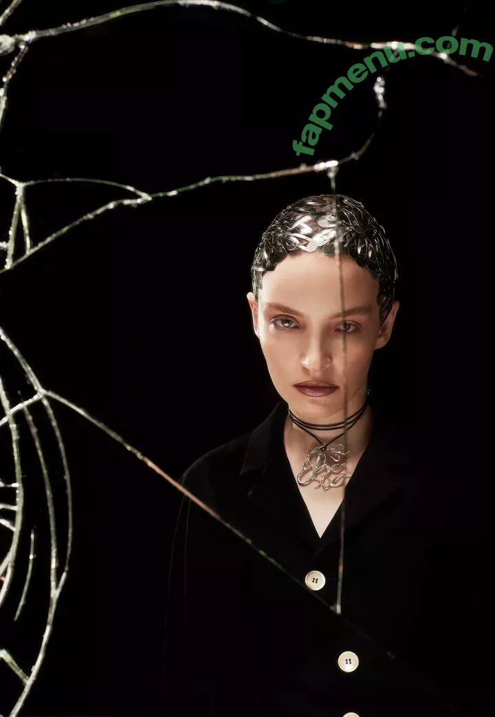 Lauren Mayberry nude photo #1018 (laurenevemayberry)